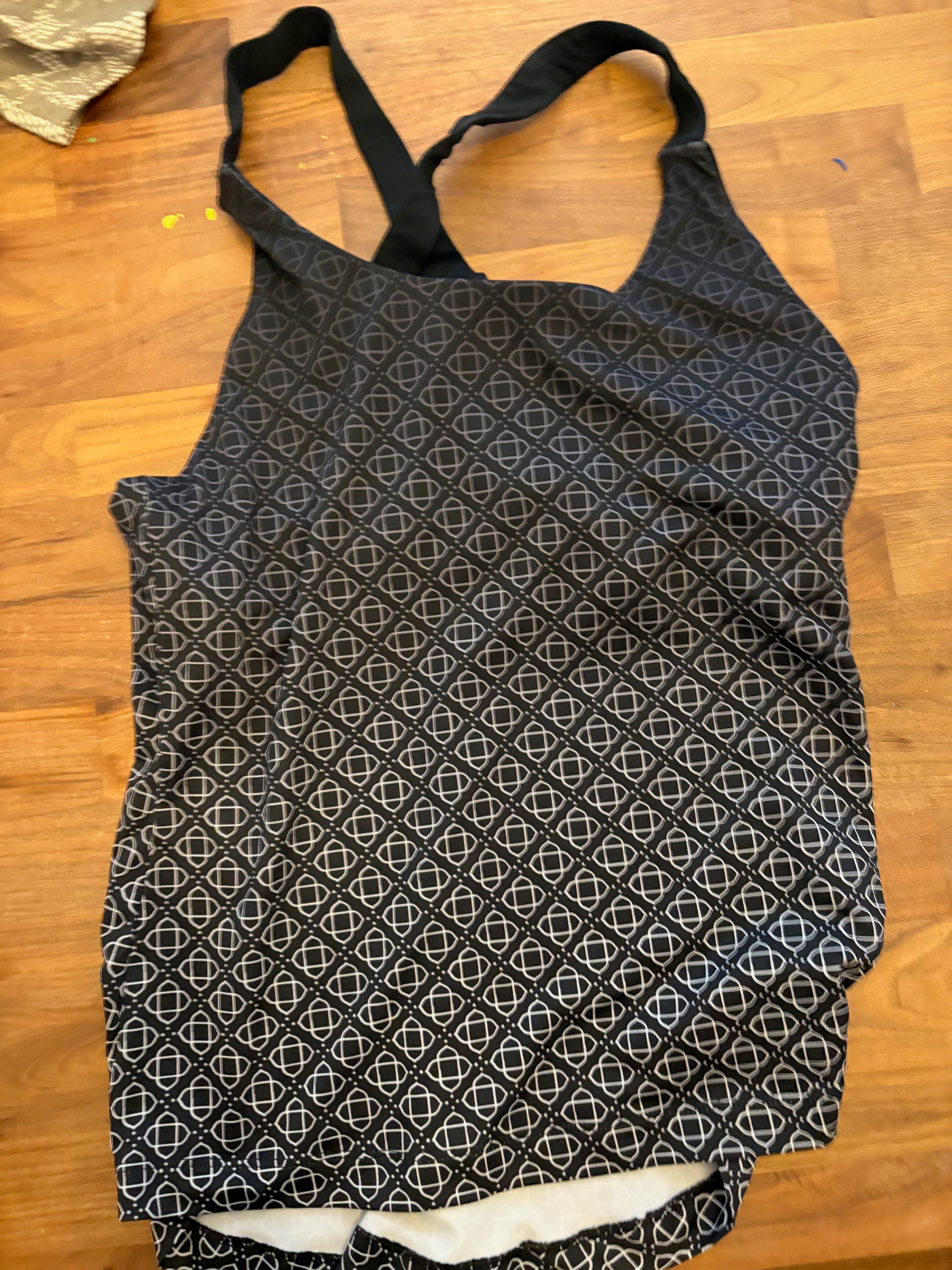 Satva Women’s Yoga Tank Top Large – Black & White Geometric Racerback Activewear