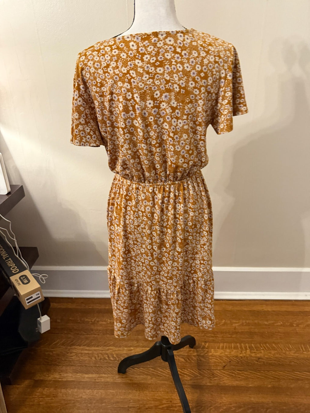 Kailey Floral V Neck Flutter Sleeve Midi Dress in Mustard Seed Size M