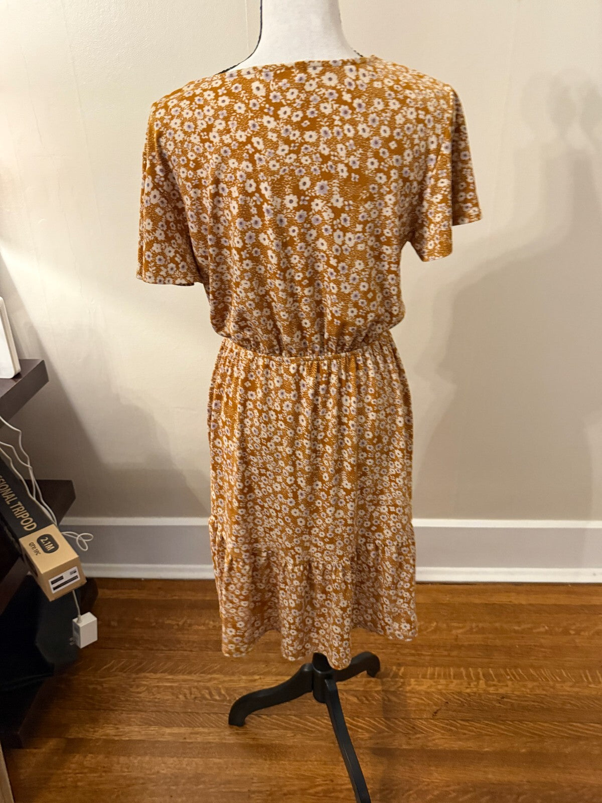 Kailey Floral V Neck Flutter Sleeve Midi Dress in Mustard Seed Size M