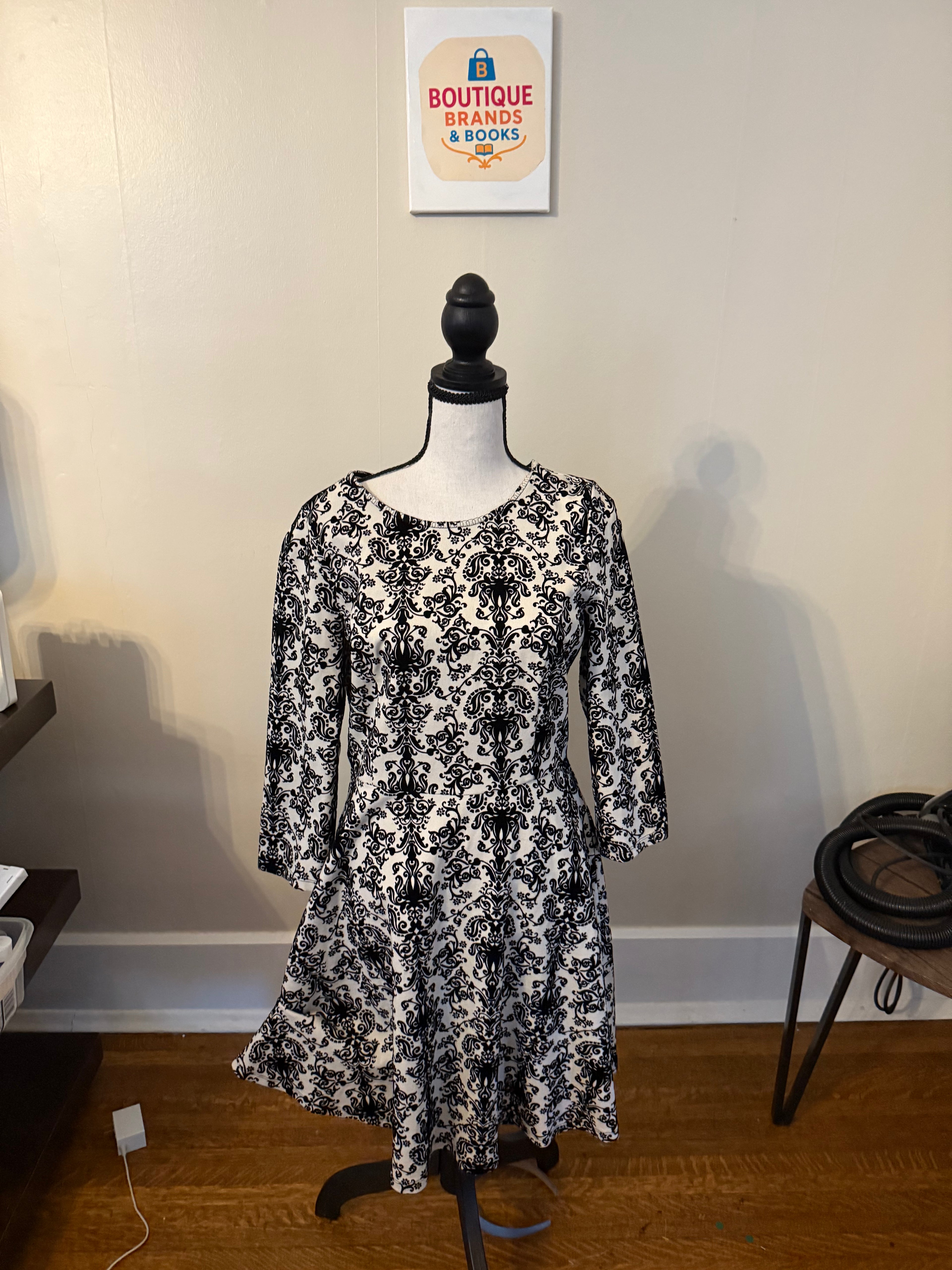 Skies Are Blue Cream and Black Long-Sleeve Dress