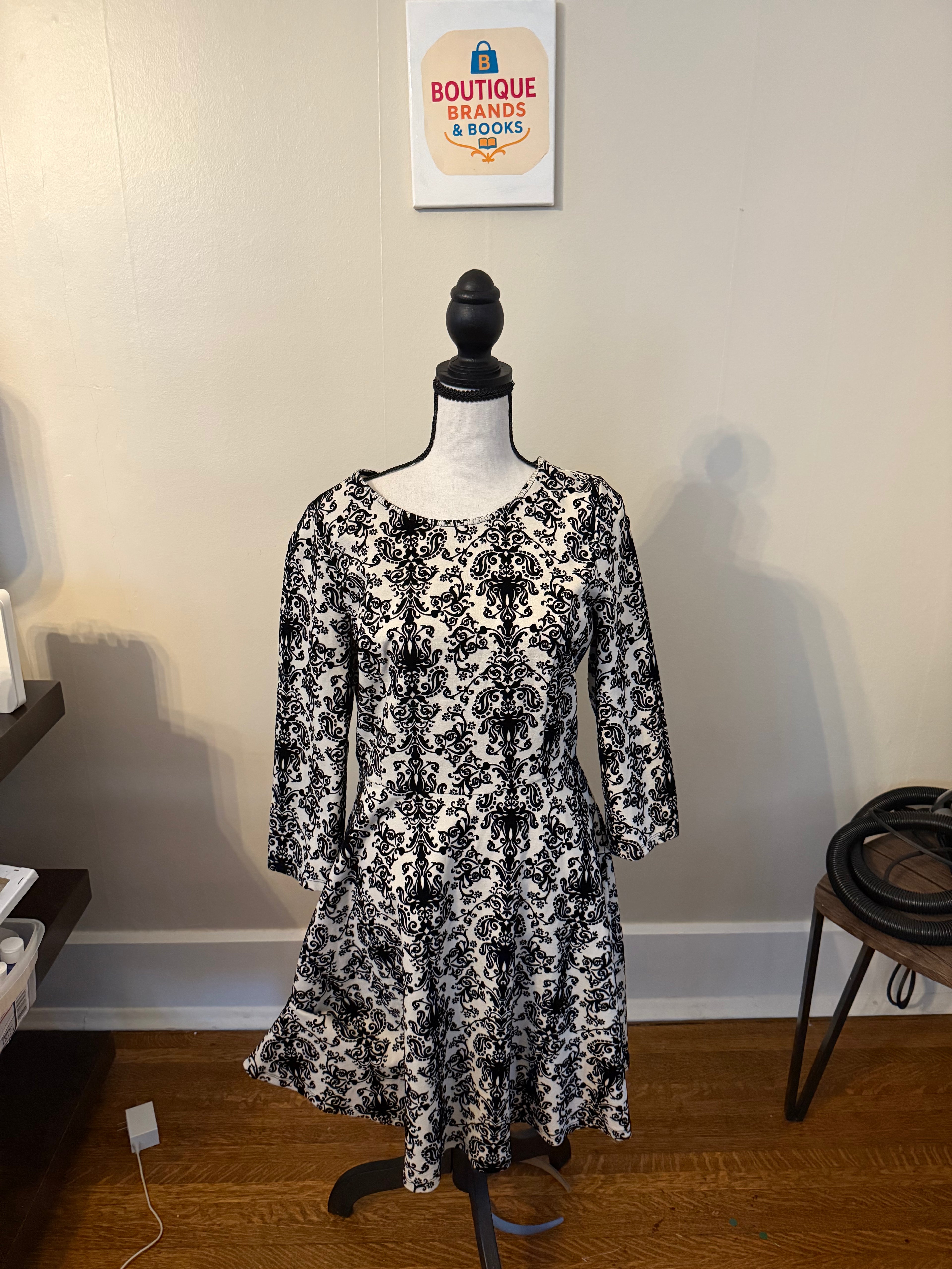 Skies Are Blue Cream and Black Long-Sleeve Dress