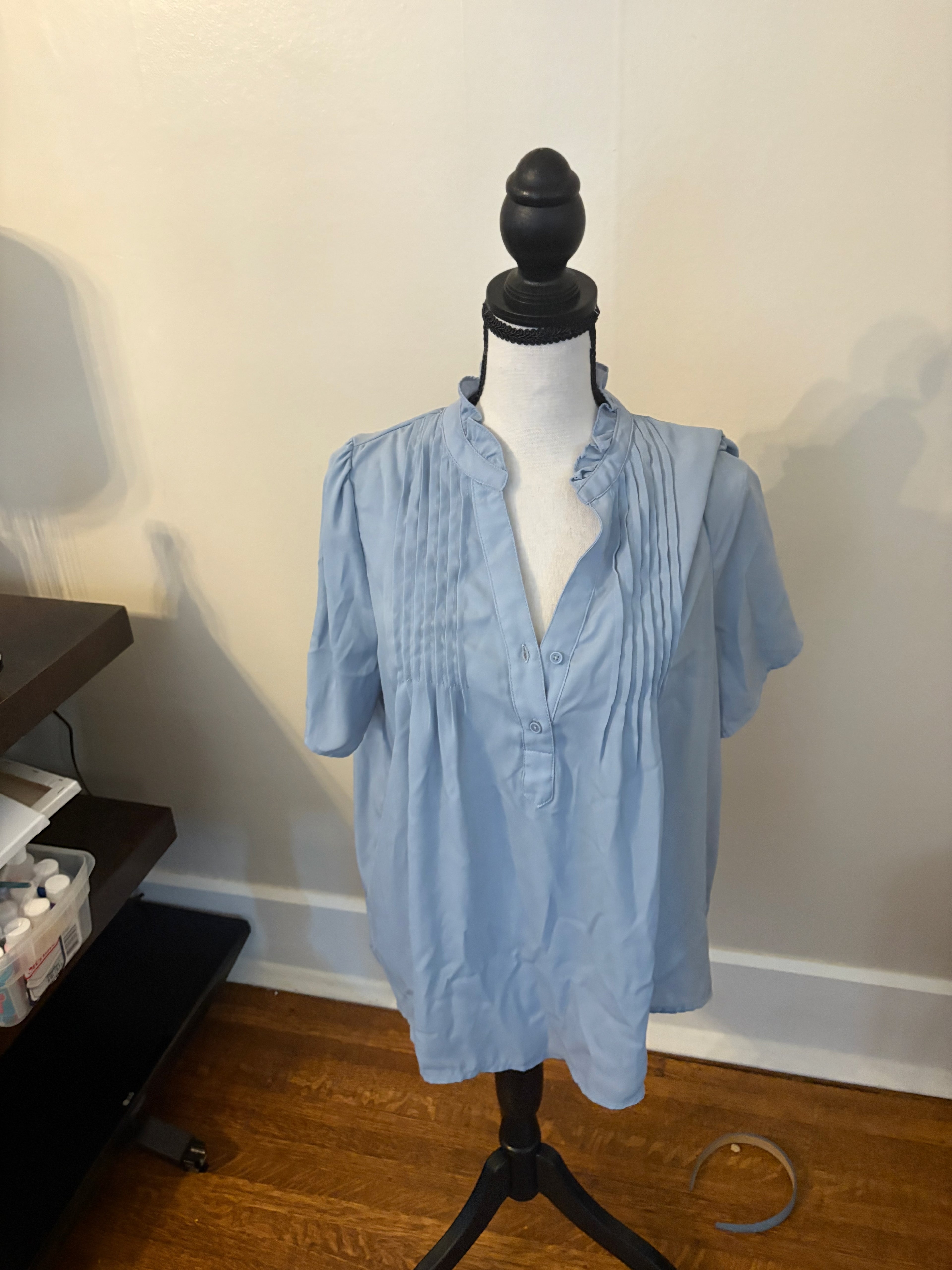 Tahari Split-Neck Top Women's M Water Garden Blue Short Sleeve