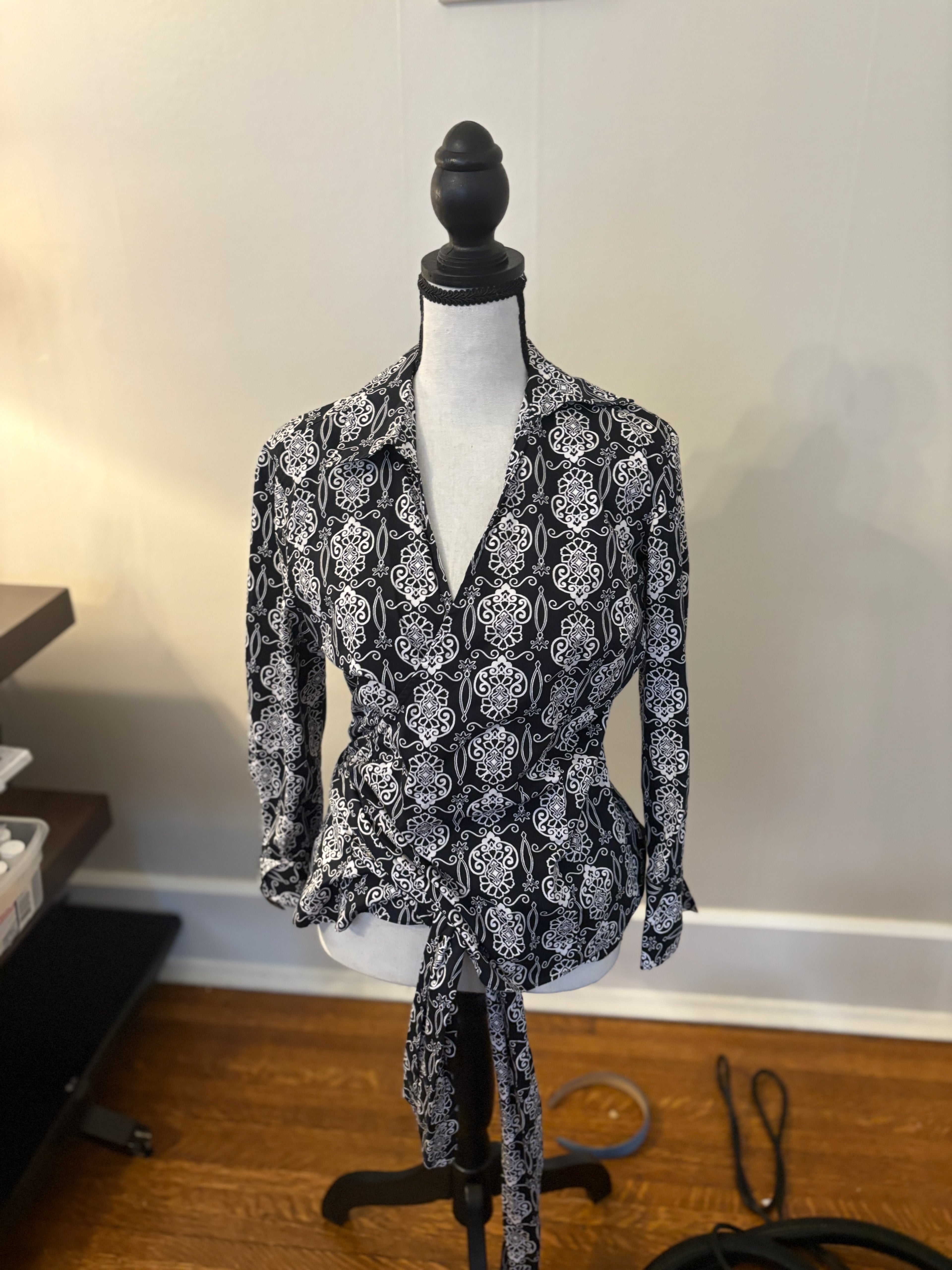 Ann Taylor Black & White Damask Wrap Blouse Size 10