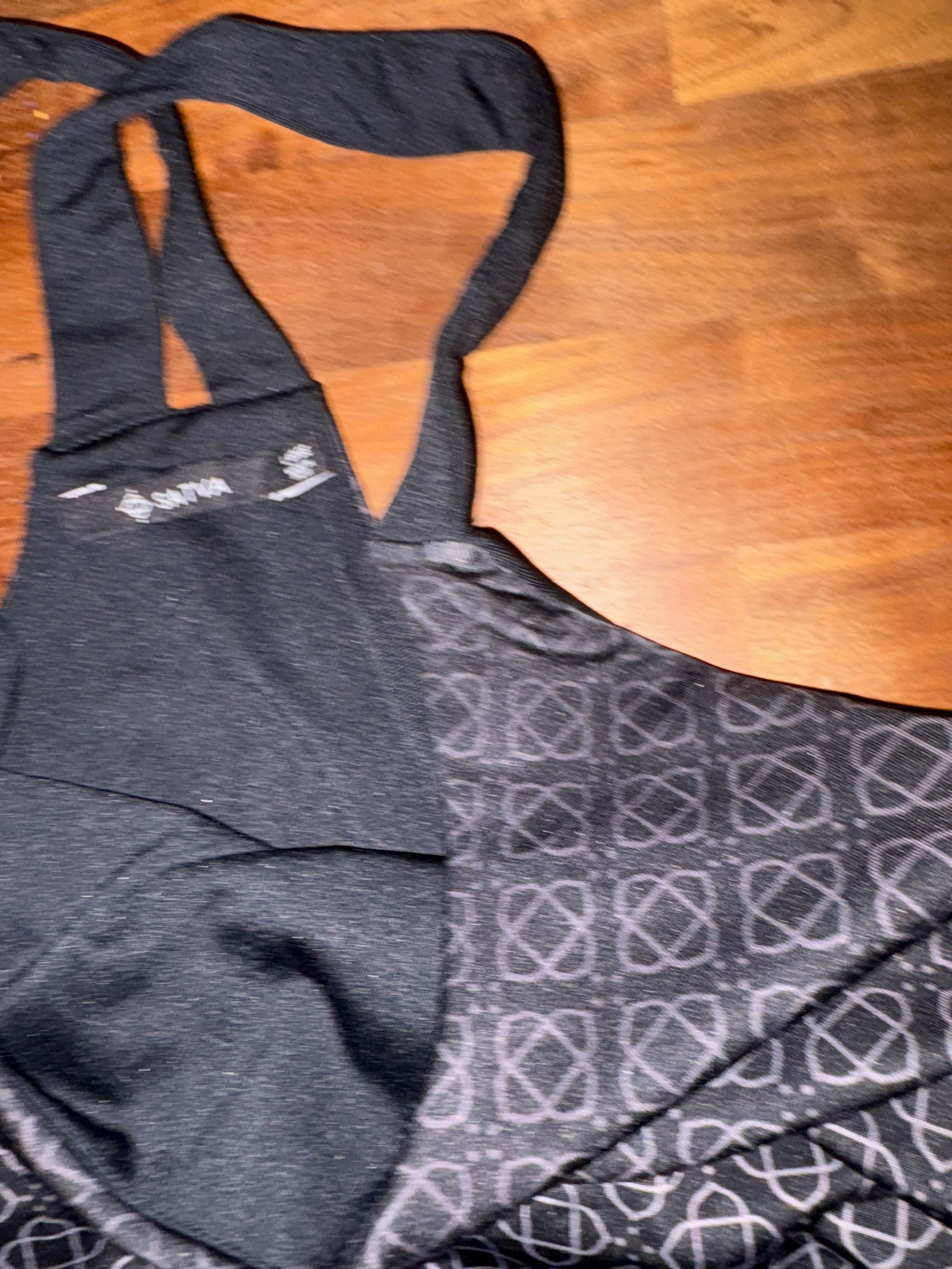 Satva Women’s Yoga Tank Top Large – Black & White Geometric Racerback Activewear