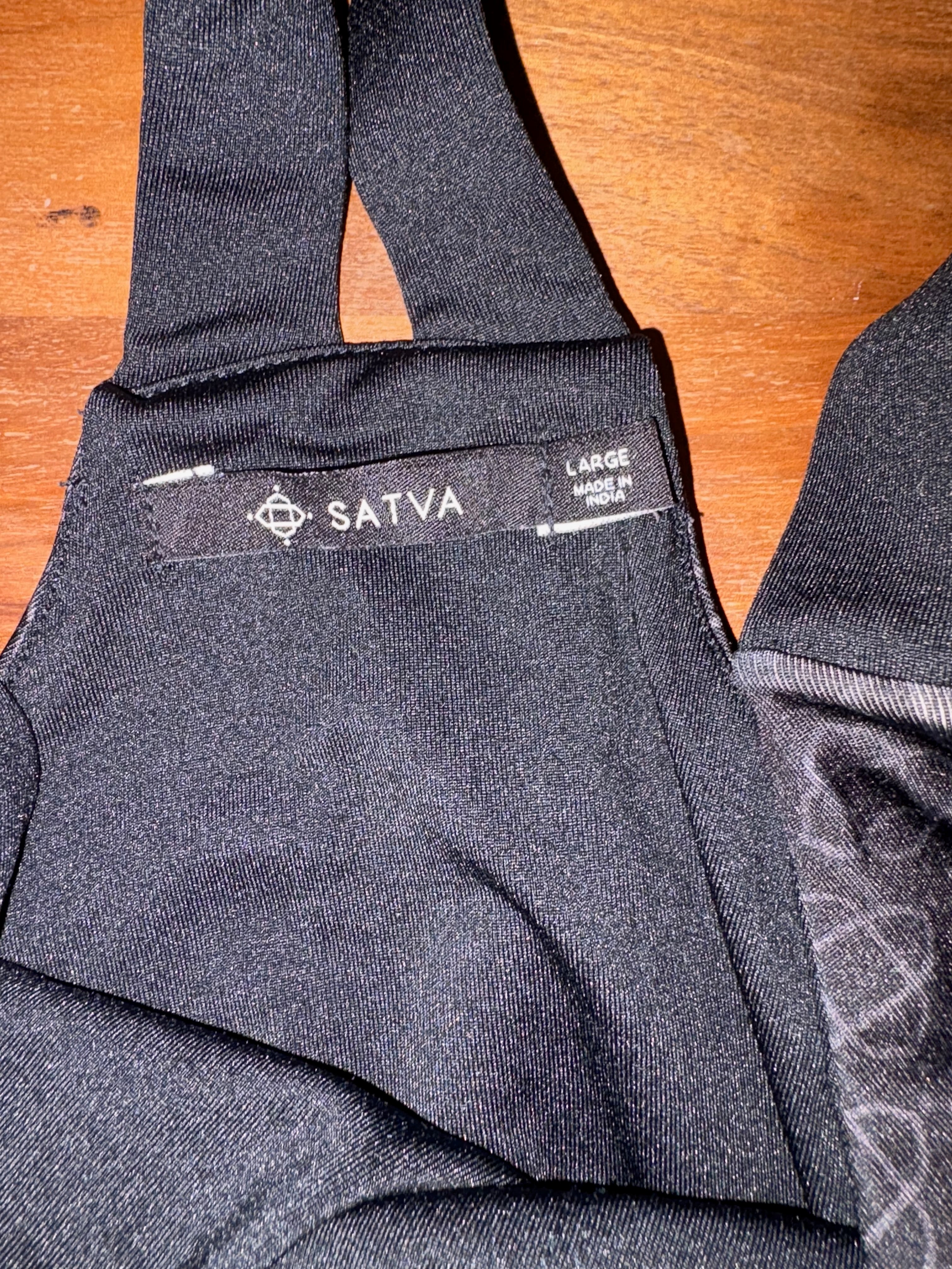 Satva Women’s Yoga Tank Top Large – Black & White Geometric Racerback Activewear